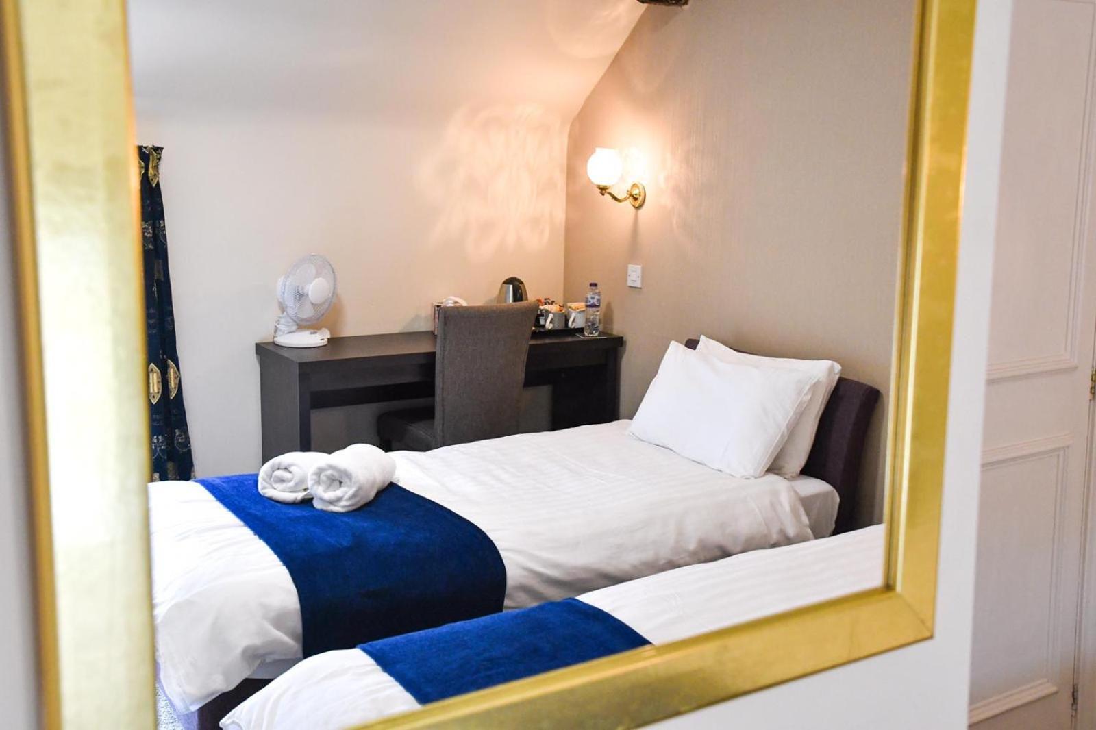 Whiston Hall Habitación foto