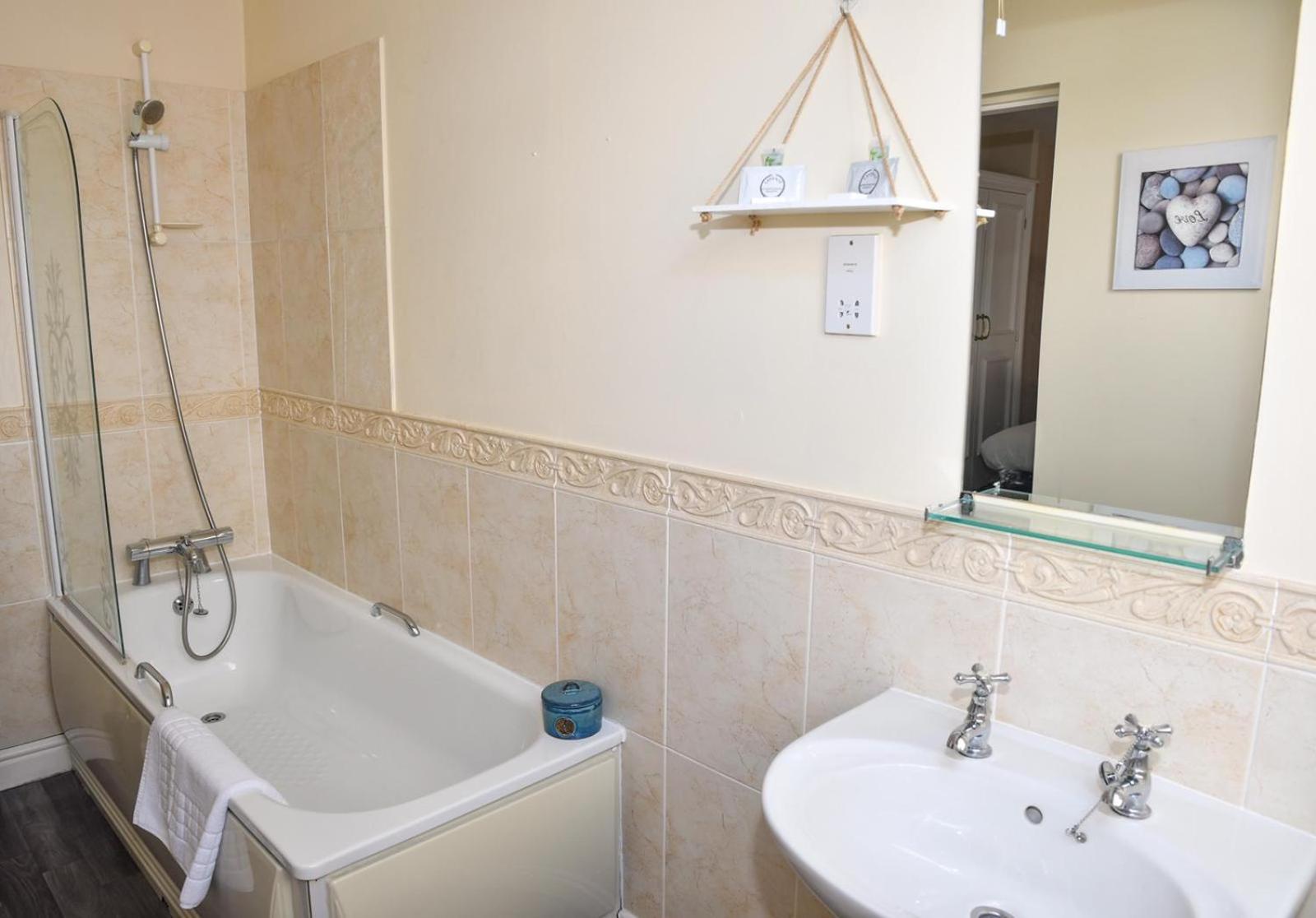 Whiston Hall Habitación foto